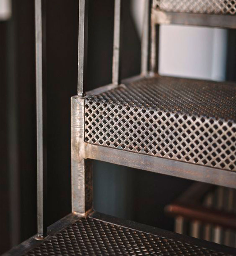 Escaleras y balcones chapas perforadas decorativas