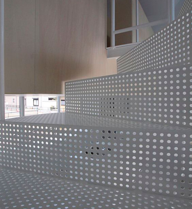 Escaleras y balcones chapas perforadas decorativas