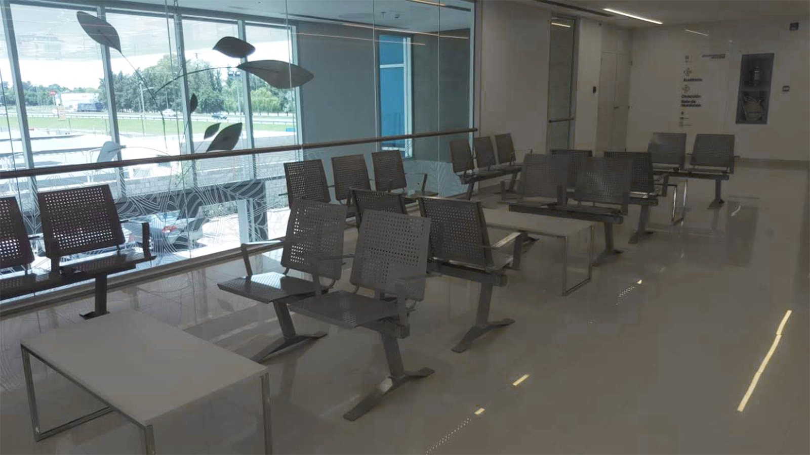 Silla de chapa perforada para salas de espera